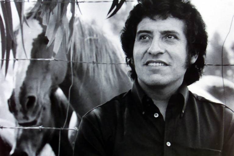 Víctor Jara (1932-1973): Músico considerado um símbolo da chamada Nova Canção Chilena e militante do Partido Comunista, foi torturado e morto com 44 tiros após ser detido na Universidade Técnica do Estado, onde lecionava, dias após o golpe, junto com cerca de outros 5.000 alunos, professores universitários e outros simpatizantes da esquerda