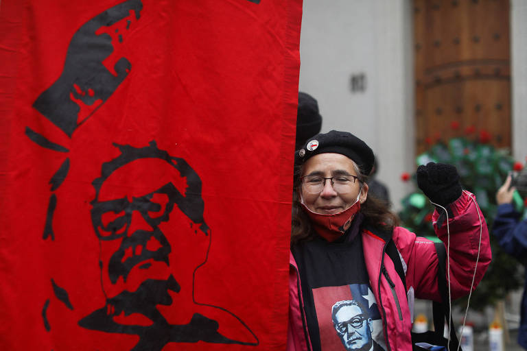 Mulher segura imagem de Salvador Allende, deposto por um golpe do ditador Augusto Pinochet