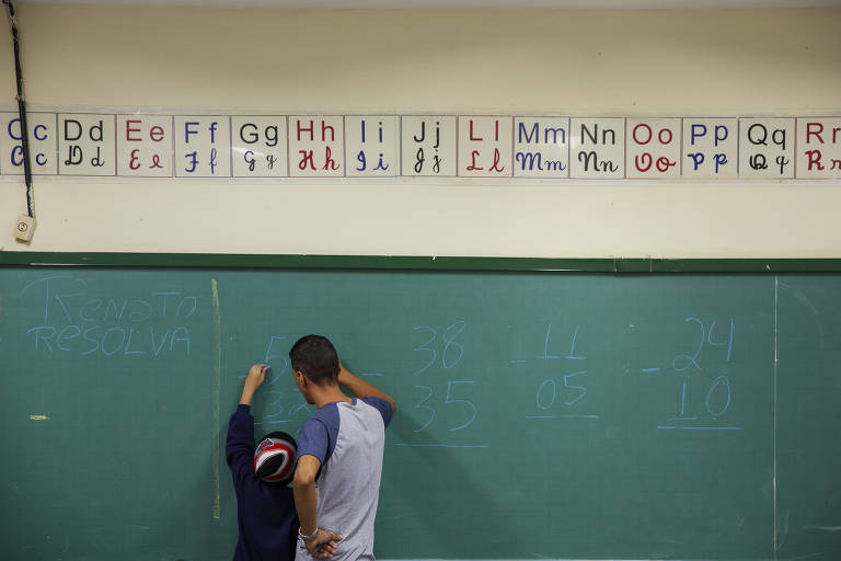 Um terço dos professores de ensino médio dá aula em mais de uma escola