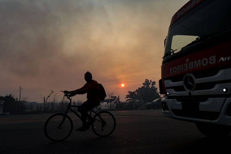 Fumaça do incêndio em Iranduba espalhou fumaça na rodovia próxima na terça-feira
