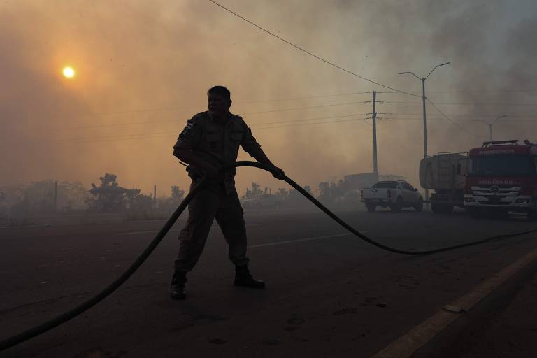 Bombeiros trabalharam para conter as chamas em Iranduba; cidades do sul do Amazonas, onde o fogo também se alastrou nos últimos dias, queixam-se de falta de estrutura para combater queimadas
