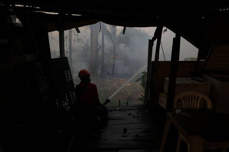 O Amazonas, maior estado em extensão territorial, considerado o mais preservado da Amazônia, é responsável por 32,3% (2.616) de todos os registros de incêndio no país neste início de mês; na foto, bombeiro em Iranduba (AM) na última terça