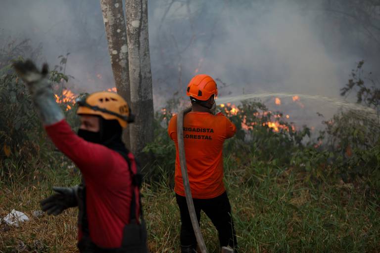 Período de incêndios no Amazonas coincide com época de altas temperaturas e seca em rios, o que dificulta o combate às chamas; na imagem, bombeiros em Iranduba