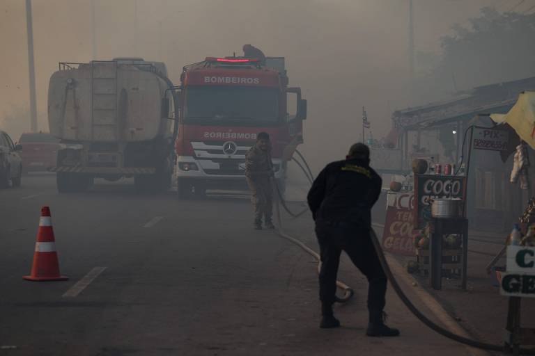 Estrada na região metropolitana de Manaus ficou encoberta por fumaça na última terça em razão de incêndio na floresta amazônica em Iranduba