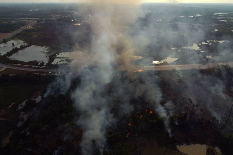 Incêndio na floresta amazônica em Iranduba, na Grande Manaus, visto do alto