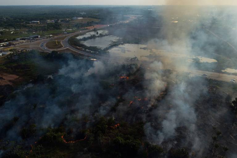 Na última semana, inclusive na terça (5), o Dia da Amazônia, a fumaça e o calor pressionaram quem vive em Manaus, que concentra mais da metade da população do estado; na foto, incêndio em Iranduba, na Grande Manaus