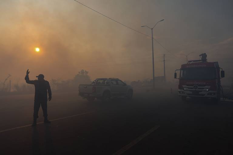 A fumaça gerada pelos incêndios atingiu nos últimos dias as áreas rurais e urbanas de cidades da região metropolitana de Manaus, do arco do desmatamento no sul do estado, do entorno da BR-319 e do alto e médio Solimões; na imagem, estrada em Iranduba (AM) ficou com baixa visibilidade na terça