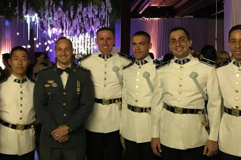 policiais militares posam para foto em baile de gala