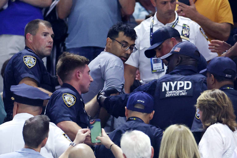 Manifestante é preso e retirado da arquibancada após protesto na semifinal feminina do US Open.