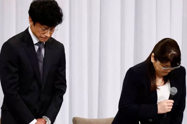 Julie Fujishima (à direita) renunciou, apontando Noriyuki Higashiyama (esquerda) como o novo chefe da agência de talentos