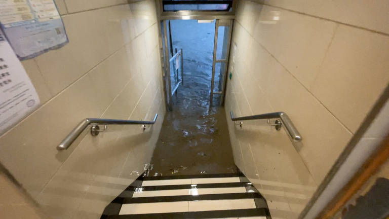 Hong Kong fica inundada por chuvas recordes