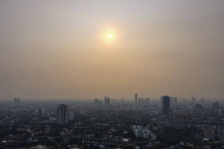 Vista aérea com poluição do horizonte de Jacarta, na Indonésia