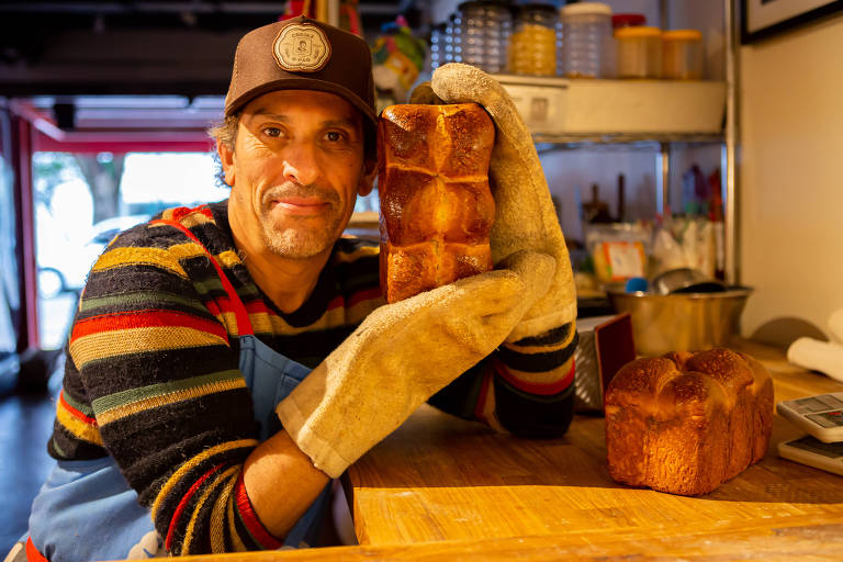 O ator Milhem Cortaz, que passou a produzir pães artesanais na garagem de sua casa, em Perdizes