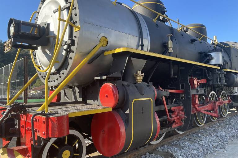 Locomotiva Skoda 202, que foi restaurada e está exposta desde março na estação ferroviária de Pedras Grandes (SC)