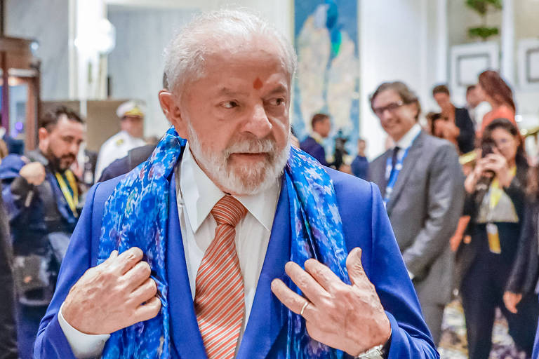 O presidente Luiz Inácio Lula da Silva (PT) durante chegada em Nova Déli, na Índia, para participação na cúpula do G20