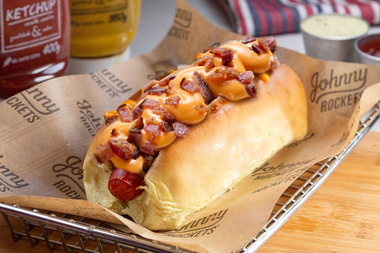 Cachorro-quente bacon cheese dog do Johnny Rockets