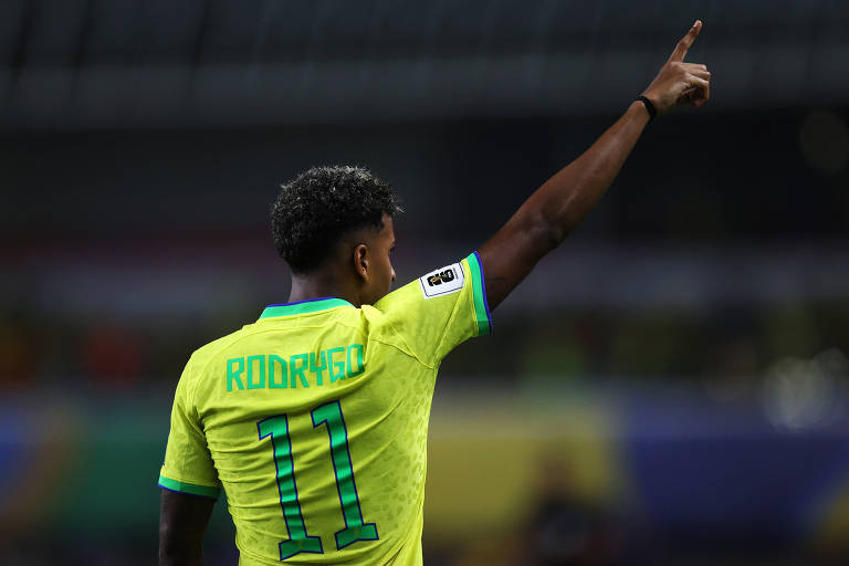 Rodrygo festeja gol pela seleção brasileira contra a Bolívia