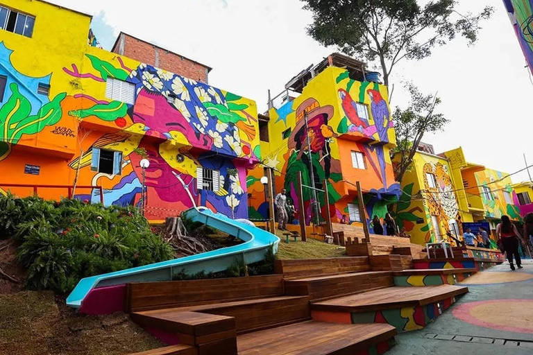 Foto de área externa mostra casas pintadas com diversas cores. A fachada das residências é multicolorida, com cores chamativas como amarelo, vermelho, azul e muitas outras