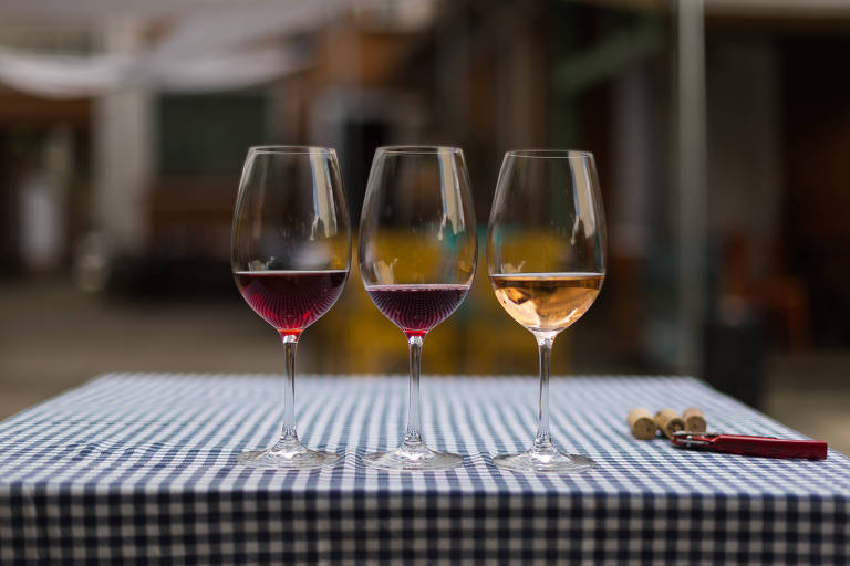 Três taças com vinhos feitos com uvas americanas