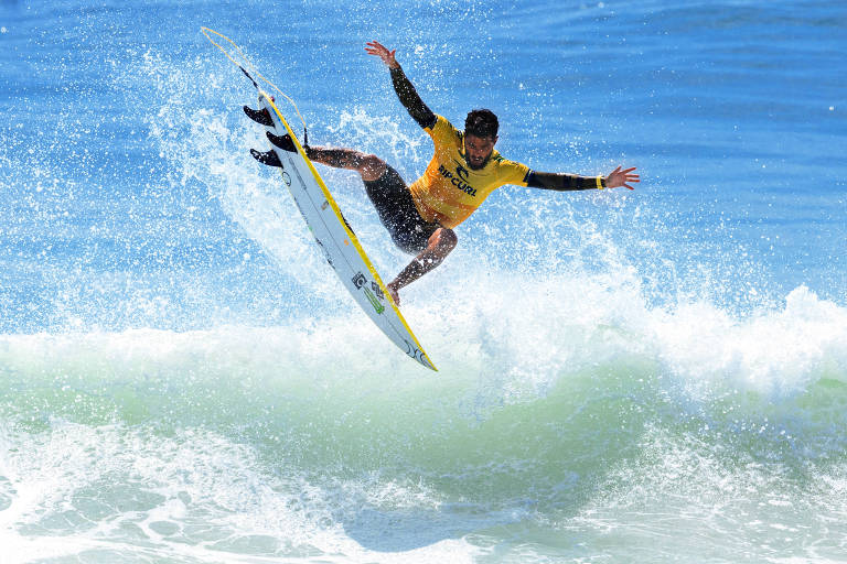 Filipe Toledo é bicampeão mundial e mantém hegemonia do Brasil no surfe