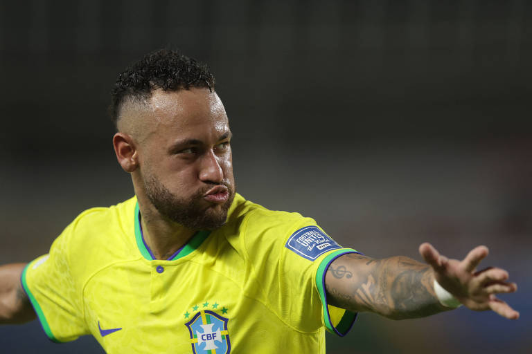 Com os braços abertos e usando a camisa amarela, Neymar celebra em Belém seu 79º gol pela seleção brasileira principal, contra a Bolívia, pelas Eliminatórias da Copa do Mundo de 2026