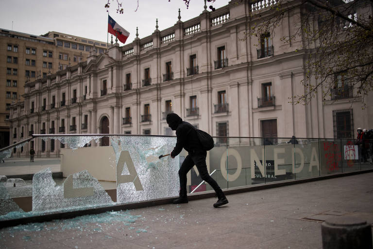 Grupo de encapuzados interrompe marcha no Chile e vandaliza La Moneda
