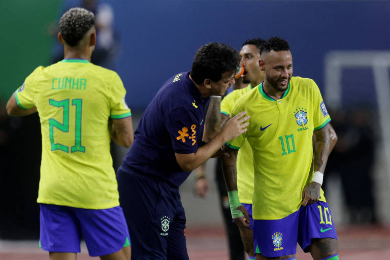 Fernando Diniz conversa com Neymar durante a estreia do Brasil nas Eliminatórias