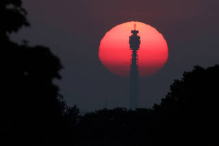 FILE PHOTO: FILE PHOTO: Sunrise as hot weather continues, in London