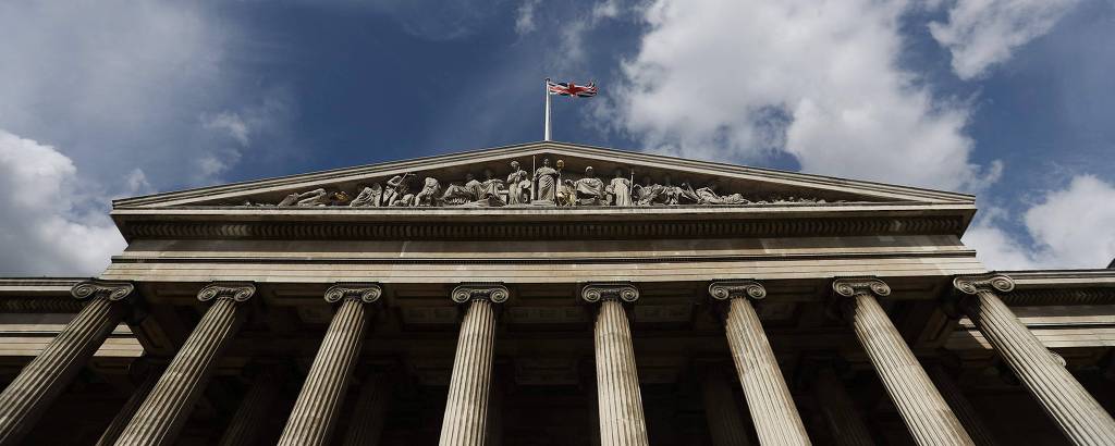 Imagem mostra fachada de Museu Britânico, no centro de Londres.