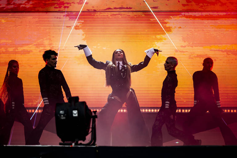 A cantora brasileira Pabllo Vittar se apresenta no palco The One, durante show no quinto e último dia do The Town 2023, realizado no Autódromo de Interlagos