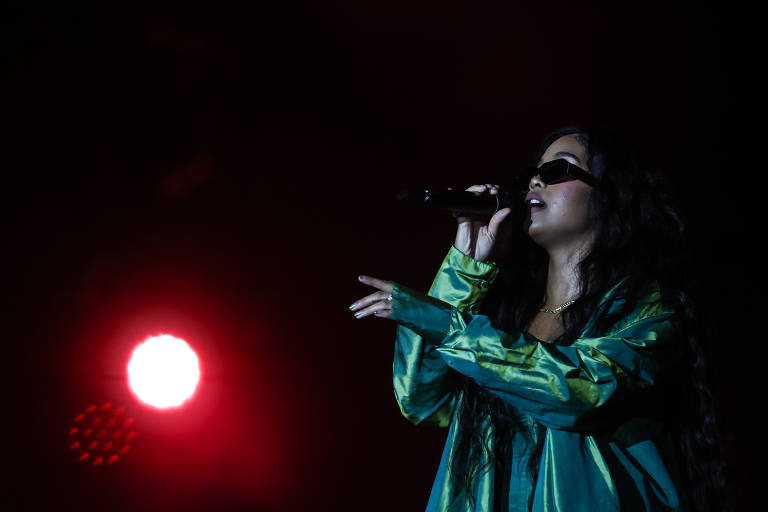 A estadunidense H.E.R. leva mistura de R&B, pop e rock ao palco Skyline no quinto e último dia do The Town