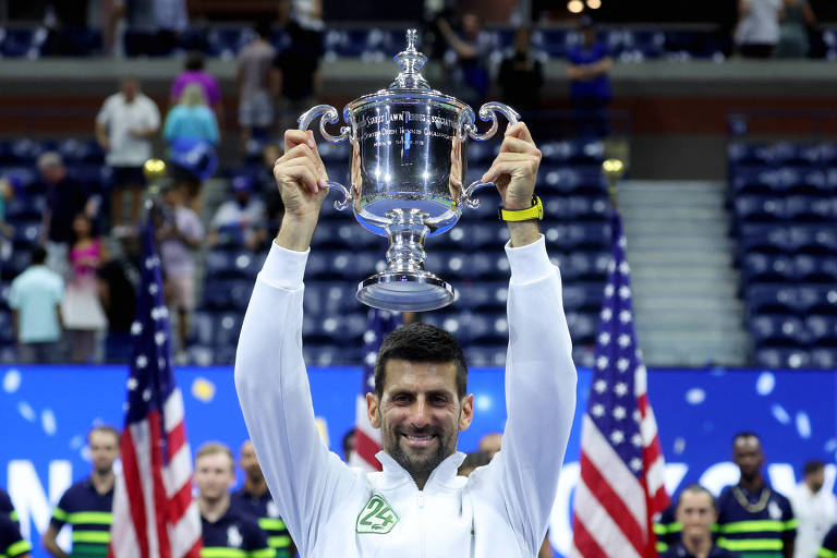 Novak Djokovic com o troféu de seu quarto US Open