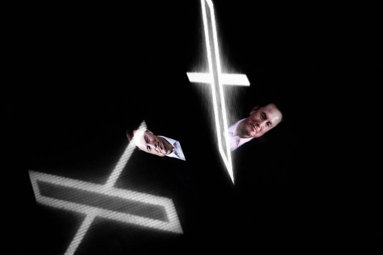 O relacionamento de Musk com a mídia, que já era tenso antes de ele comprar o Twitter, atingiu novos níveis de tensão depois que o acordo foi anunciado. Como os tuítes erráticos de Musk prejudicaram o relacionamento da rede social com os anunciantes, ele procurou aconselhamento de nomes ousados na mídia sobre como reparar a brecha