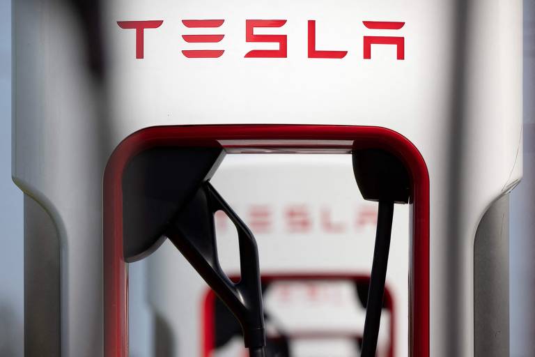 Durante anos, a Tesla tem sido o negócio de maior destaque no portfólio de empresas de Musk, servindo como uma fonte constante de orgulho e estresse. Mesmo quando a empresa obteve sucesso, atraiu críticos na forma de vendedores que apostaram contra as ações da Tesla. Essa prática atingiu um nível febril em 2018, enquanto a Tesla lutava para cumprir as metas de produção, enfurecendo Musk, que chamou os vendedores de "sanguessugas no pescoço das empresas"