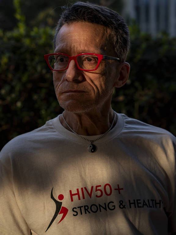 Paul Aguilar, 60, foi avisado que teria cinco anos de vida quando diagnosticado com HIV, em 1988, mas segue saudável com o novo tratamento
