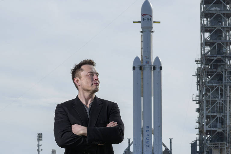 Elon Musk posa na frente do foguete Falcon Heavy, da SpaceX, no Cabo Canaveral (Flórida)