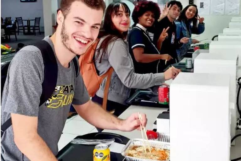 Restaurante da Liberdade que vende miojo para o cliente preparar