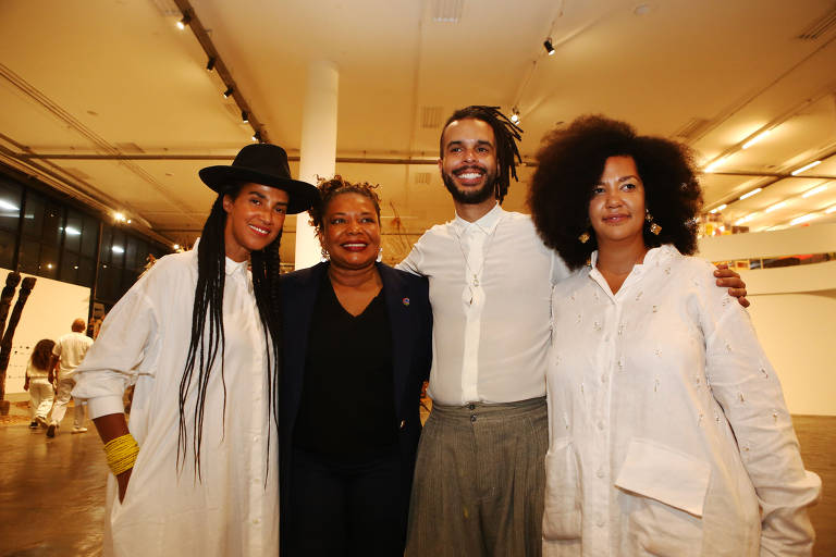 A ministra da Cultura, Margareth Menezes, ao lado dos curadores da Bienal: Grada Kilomba, Hélio Menezes e Diane Lima