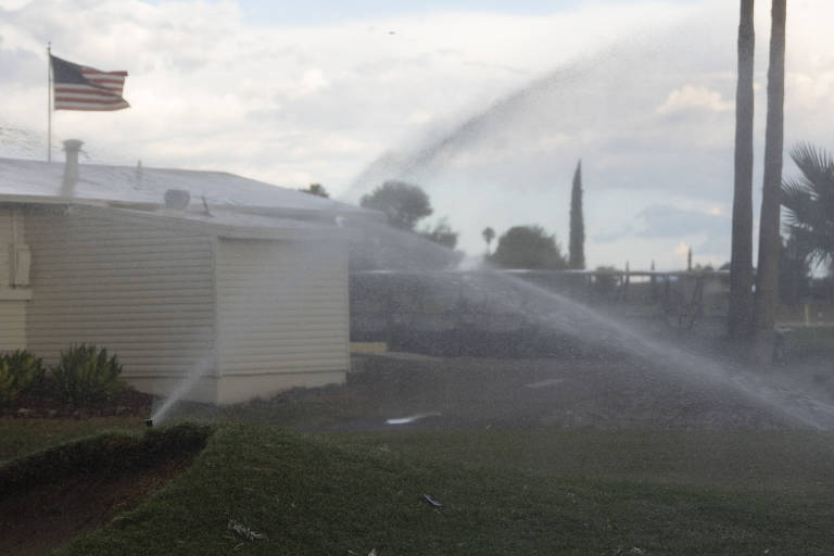 Água subterrânea em uso para irrigar o campo de golfe Rolling Hills em Tucson, Arizona. O uso excessivo está esgotando e danificando os aquíferos em todo o país, revelou uma investigação de dados do New York Times