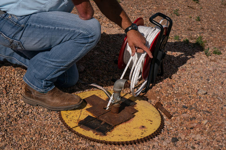 Agricultor observa o nível do reservatório subterrâneo de água. Dois aquíferos importantes da Califórnia e do Arizona recentemente atingiram ou excederam seus níveis mais baixos desde que a Nasa começou a coletar dados duas décadas atrás