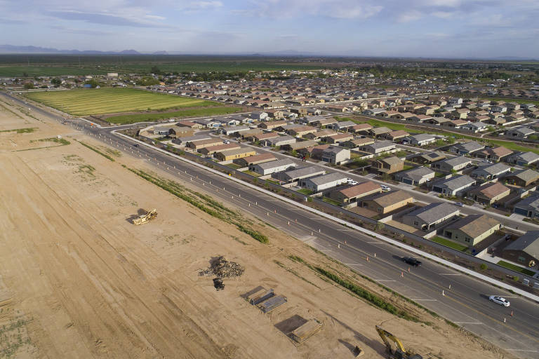Terras não desenvolvidas fazem fronteira com novas casas em Queen Creek, no Arizona, que anunciou em junho que deixaria de conceder permissão para construir casas na área de Phoenix que dependem de água subterrânea, pois não havia água suficiente para as casas que já haviam sido aprovadas