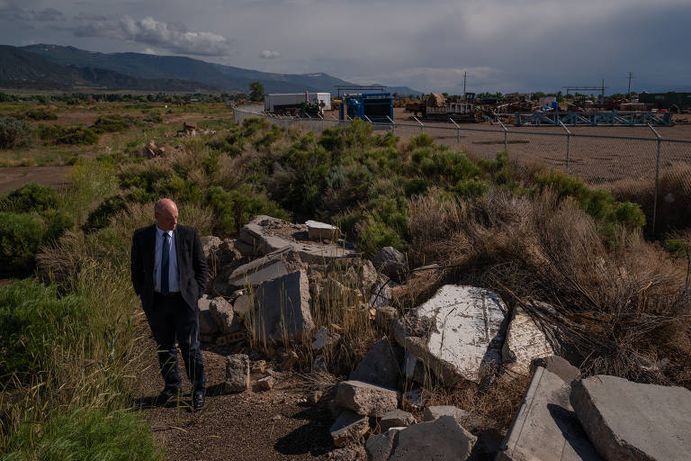 Rob Dotson, prefeito da cidade de Enoch, Utah, visita o que seria o novo loteamento Parkview, onde as obras estão agora abandonadas devido à fissuração do solo causada pela subsidência