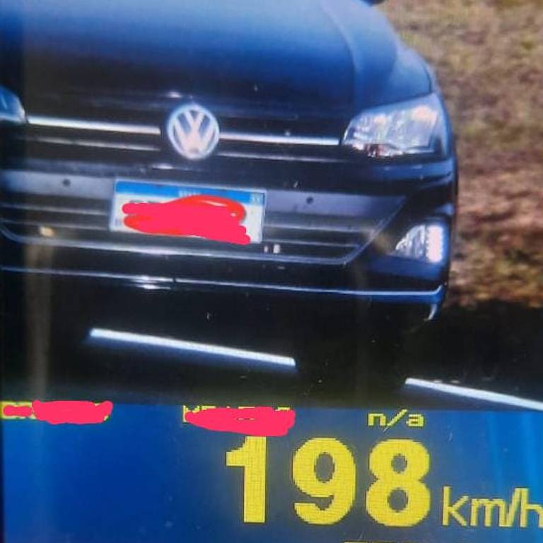 Frente de carro Volkswagen com a marca de 198 km/h