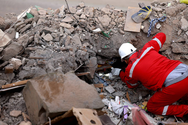 Bombeiros vasculham destroços após terremoto no Marrocos; veja fotos de hoje