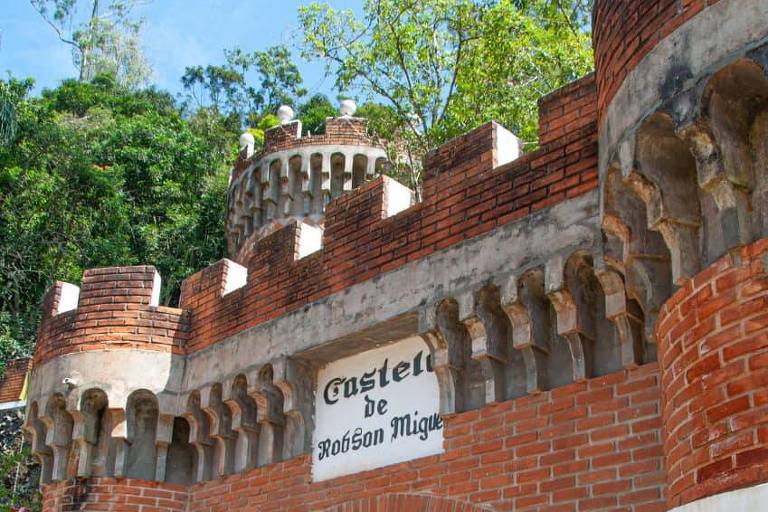 Castelo na Grande SP atrai público com passagens secretas e estilo medieval