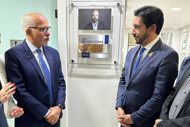 O prefeito de SP, Ricardo Nunes (à esq.), inaugura foto em homenagem a Bruno Covas, ao lado do prefeito de Aracaju, Edvaldo Nogueira