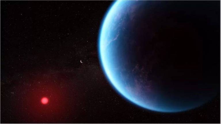 O K2-18 b orbita uma pequena estrela fria mostrada em vermelho, longe o suficiente para que sua temperatura suporte vida