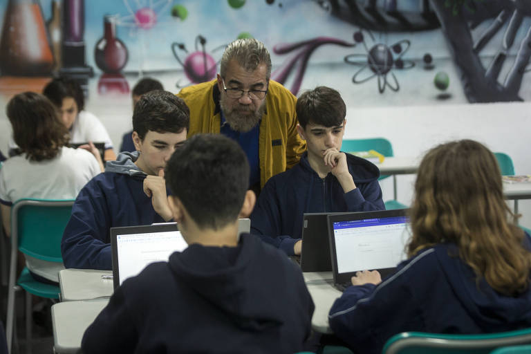 Sala de aula de ciências com ferramentas na mesa