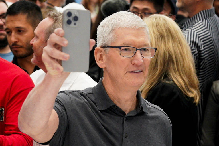 O CEO da Apple, Tim Cook, exibe o novo iPhone 15 Pro na sede da empresa em Cupertino, Califórnia