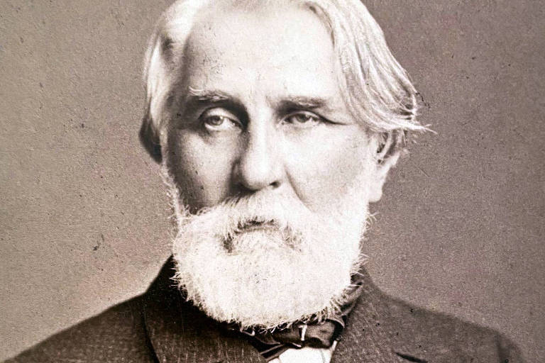 imagem em preto e branco de homem grisalho com barba longa e terno